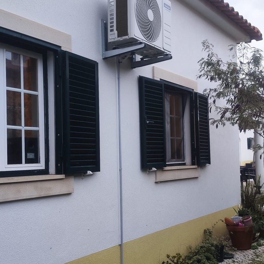 Ar condicionado de tecto instalado em sala — AirTech